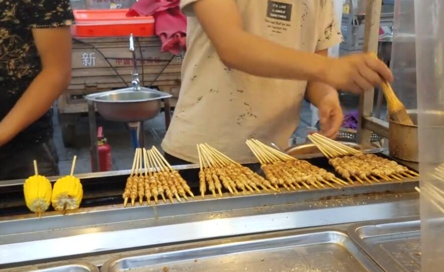 最暴利的摆摊小吃(随便摆哪儿都能赚到钱烤面筋)